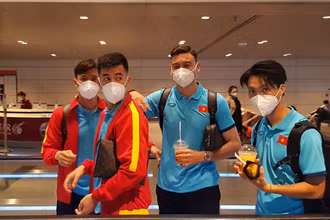 Đặng Văn Lâm tái ngộ các đồng đội tại sân bay Doha. (Ảnh: VFF)