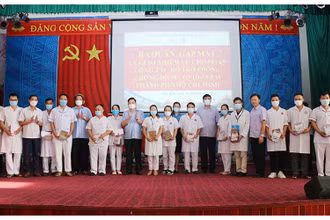 Lãnh đạo tỉnh Bắc Kạn tặng quà động viên các y, bác sĩ lên đường. 