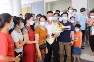 Cán bộ y tế chia tay người thân trước khi lên đường vào hỗ trợ TP Hồ Chí Minh chống dịch.