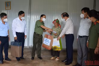 Phó Bí thư Thường trực Tỉnh ủy Yên Bái Tạ Văn Long cùng đại tá Giám đốc Công an tỉnh Yên Bái Đặng Hồng Đức trao quà cho hộ nghèo vừa được hỗ trợ nhà ở mới.