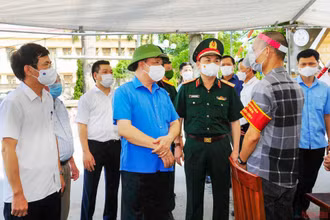 Bí thư Thành ủy Đinh Tiến Dũng kiểm tra công tác phòng, chống dịch tại huyện Quốc Oai. (Ảnh: DUY LINH)
