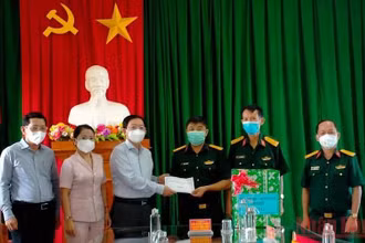 Đồng chí Hồ Quốc Dũng - Uỷ viên Trung ương Đảng, Bí thư Tỉnh uỷ, Chủ tịch HĐND tỉnh Bình Định thăm, động viên và tặng quà các khu cách ly tập trung phòng, chống dịch Covid-19.
