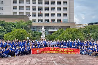 Cán bộ, giảng viên, sinh viên Học viện Y dược học cổ truyền Việt Nam lên đường chống dịch.