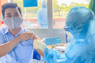 Tiêm vaccine cho người dân tại TP Thuận An, Bình Dương.
