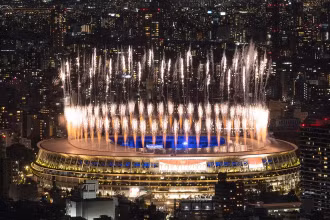 Pháo hoa rực sáng sân vận động Olympic tại Tokyo trong lễ bế mạc Olympic Tokyo 2020. (Ảnh: Tokyo 2020)