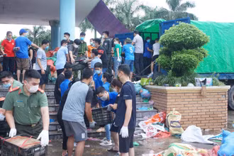 Đông đảo cán bộ, nhân dân đến hỗ trợ phân loại, bốc xếp hàng hóa. 