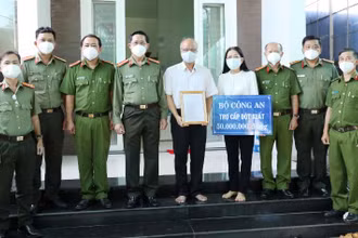 Ðại tá Nguyễn Văn Trãi, Giám đốc Công an tỉnh Tây Ninh (thứ 4, trái sang) trao quyết định của Bộ trưởng Công an, ký thăng cấp từ Đại úy lên Thiếu tá cho gia đình đồng chí Lê Huỳnh Nhật Minh. (Ảnh: Công an Tây Ninh).
