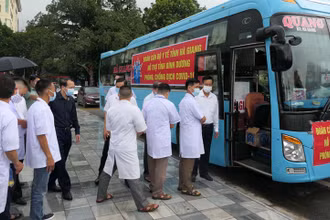Lãnh đạo tỉnh Hà Giang tặng hoa tiễn cán bộ y tế vào tỉnh Bình Dương hỗ trợ chống dịch.