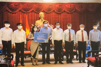 Lãnh đạo Sở Y tế tỉnh Đồng Nai tiếp nhận thuốc điều trị Covid-19 từ đại diện Quỹ từ thiện Kim Oanh.