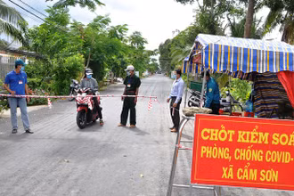 Người dân và lực lượng chức năng bảo vệ chốt “vùng xanh” tại xã Cẩm Sơn, huyện Cai Lậy (Tiền Giang).