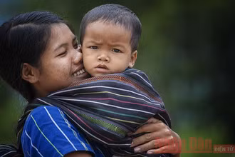 Em bé K'Ho bên mẹ (xã Rô Men, huyện Đam Rông, Lâm Đồng). (Ảnh: Nguyễn Minh Đức)