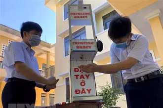 Máy rửa tay tự động không tiếp xúc được mọi người ưa chuộng bởi nhỏ gọn, tiện dụng, hiệu quả khả thi. (Ảnh: TTXVN)