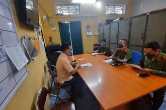 Công an làm việc với người vi phạm quy định phòng chống dịch.