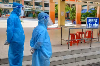 Các nhà tâm lý tuân thủ nghiêm quy định phòng hộ để đi tư vấn cho bệnh nhân trong các khu cách ly thu dung ở quận.