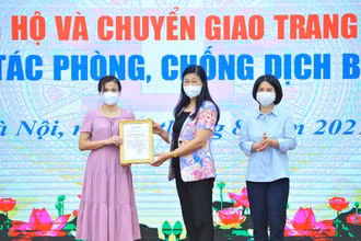 Đại diện Công ty Cổ phần Đầu tư TNG Holdings Vietnam trao tặng TP Hà Nội hệ thống xét nghiệm PCR.