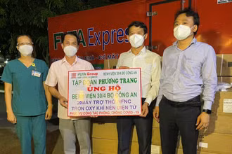 Đại diện FUTA group trao thiết bị y tế hỗ trợ công tác điều trị bệnh nhân Covid-19 cho Bệnh viện 30/4.