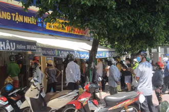 Người dân đi mua thuốc Tây trên đường Hùng Vương, phường 2, TP Tân An (Long An) trong ngày 21/8. 