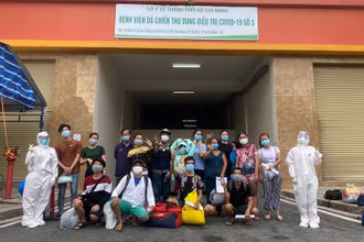 Bệnh nhân xuất viện tại Bệnh viện Dã chiến số 3.