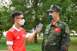 Đại tá Phan Hải Long, Đội trưởng đội tuyển Xe tăng Việt Nam tham gia Army Games 2021 (bên phải) trả lời phỏng vấn phóng viên Báo Nhân Dân tại Moskva, Liên bang Nga.
