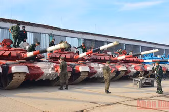 4 chiếc xe tăng màu đỏ được ban tổ chức Army Games 2021 chuẩn bị cho đội tuyển Xe tăng Việt Nam.