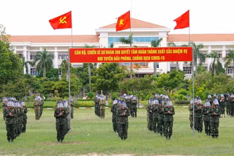 Cán bộ, chiến sĩ Sư đoàn 309 tại buổi lễ phát động đợt thi đua đặc biệt ra quân giúp dân chống dịch Covid-19.