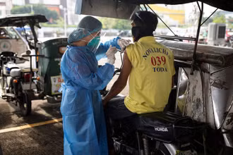 Tiêm vaccine ngừa Covid-19 tại vùng thủ đô Manila, Philippines, ngày 13/8. (Ảnh: Reuters)