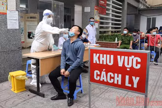 Xét nghiệm nhanh cho người dân tại Hà Nội. (Ảnh: DUY LINH)