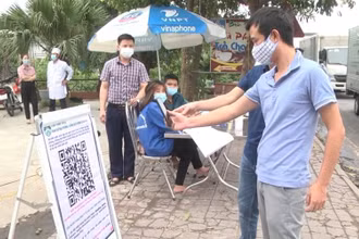 Người dân quét mã QR tại các điểm vào địa phận tỉnh.