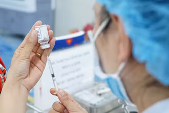 Buộc thôi việc một công chức vì tiêu cực liên quan đến tiêm vaccine