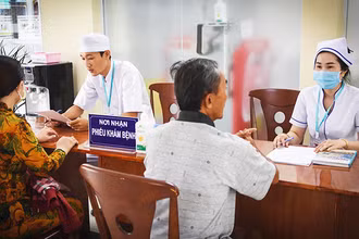 Người dân đăng ký khám bệnh theo chế độ bảo hiểm y tế tại cơ sở khám, chữa bệnh. Ảnh: TTXVN