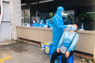 Lấy mẫu xét nghiệm SARS-CoV-2 cho người dân tỉnh Ninh Thuận trước khi hỗ trợ đưa về quê vào ngày 31/7.