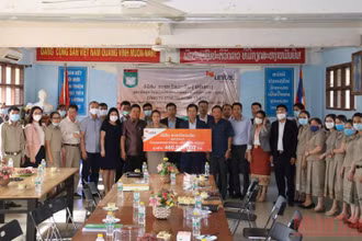 Toàn cảnh Lễ tài trợ học bổng và các giải pháp công nghệ của Star Telecom tặng Trường song ngữ Lào - Việt Nam, chiều 18/8.