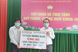 Tỉnh Đồng Tháp nhận bảng tượng trưng Tập đoàn Phương Trang ủng hộ Quỹ phòng, chống dịch Covid-19. 