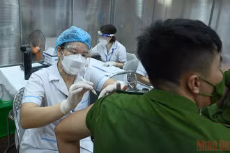 Tiêm vaccine cho lực lượng tuyến đầu ở Hà Nội. (Ảnh: DUY LINH)