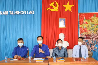 Đồng chí Souliya Keophilavong (thứ 2 từ trái sang) khẳng định, tuổi trẻ hai nước Lào - Việt Nam sẽ tiếp tục đoàn kết, hợp tác chặt chẽ hơn nữa.