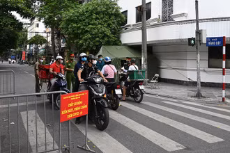 Chốt kiểm soát phòng, chống dịch Covid-19 tại phường Hàng Mã, quận Hoàn Kiếm. (Ảnh: DUY LINH)