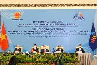 Chủ tịch Quốc hội Vương Đình Huệ cùng các Phó Chủ tịch Quốc hội tại lễ khai mạc. 