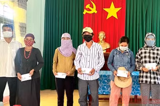 Bí thư Huyện uỷ Ba Tơ Đinh Ngọc Vỹ thăm hỏi, trao quà hỗ trợ cho bà con H’rê gặp khó khăn do dịch Covid-19