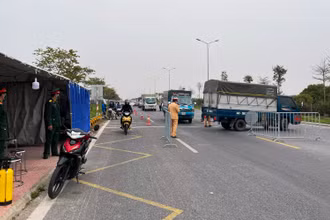Chốt kiểm soát y tế ở cửa ngõ TP Hải Dương.