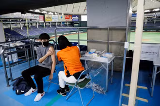 Tiêm vaccine tại Tokyo, Nhật Bản, ngày 16/8. (Ảnh: Reuters)