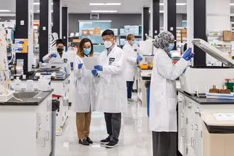 Các nhà khoa học của Arcturus Therapeutics (Mỹ) nghiên cứu vaccine trong phòng thí nghiệm.
