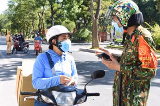 Kiểm soát chặt người đi lại trên đường phố. 