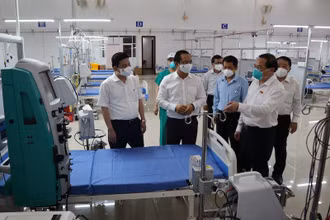 Lãnh đạo tỉnh Long An kiểm tra Trung tâm Hồi sức tích cực người bệnh Covid-19 nặng.  