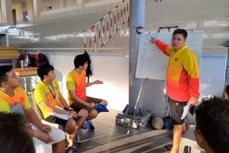 Chuyên gia Hoàng Quốc Huy đang hướng dẫn đội tuyển bơi.