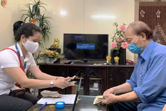 Chi trả lương hưu trực tiếp tại nhà cho người nghỉ hưu tại Hà Nội năm 2020 (Ảnh minh họa).