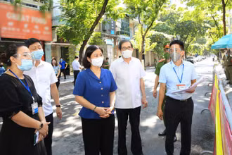Phó Bí thư Thường trực Thành ủy Hà Nội Nguyễn Thị Tuyến kiểm tra công tác phòng, chống dịch Covid-19 tại khu vực bị phong tỏa, cách ly ngõ 68 phố Đội Cấn (quận Ba Đình).
