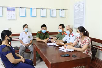 Cơ quan chức năng làm việc với Nguyễn Thị Tuyết (trái).
