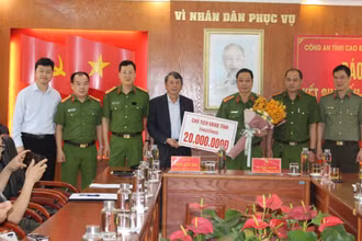 Chủ tịch UBND tỉnh Cao Bằng thưởng “nóng” Ban chuyên án 221C, bắt 5 đối tượng, thu giữ 40 bánh heroin.