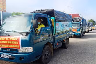 Đoàn xe chở hàng của huyện Tây Giang xuống hỗ trợ Đà Nẵng.