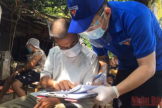 Hướng dẫn người dân đăng ký “mua hàng” tại “Siêu thị 0 đồng”.